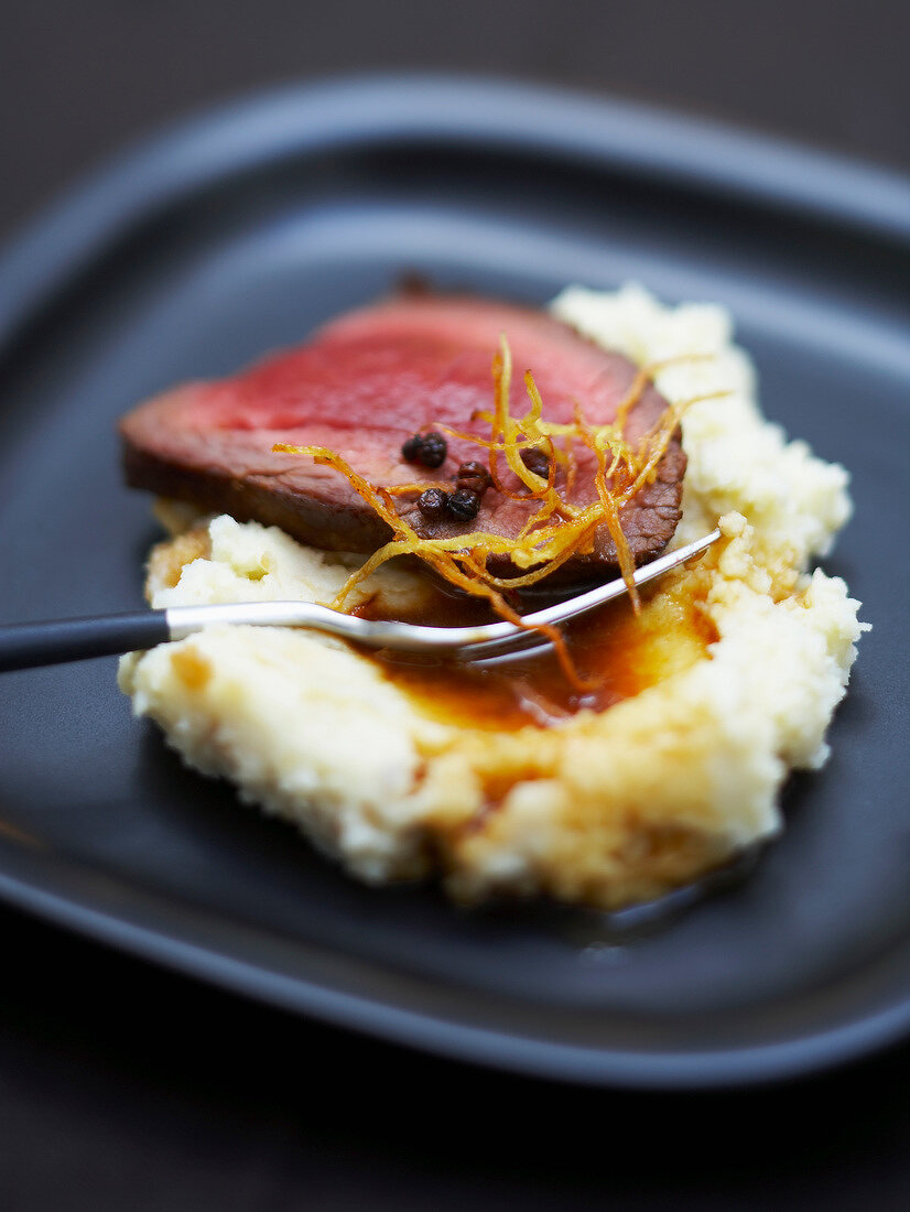 Rinderfilet auf Kartoffelpüree mit Ingwerbutter