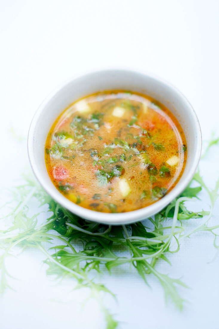 Suppe mit frischen Kräutern