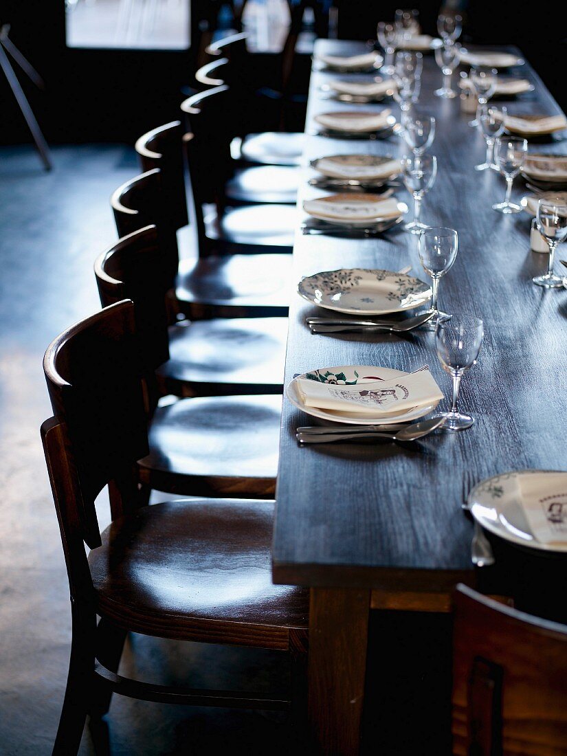 Langer, gedeckter Tisch im Restaurant Barbezingue in Châtillon (Frankreich)