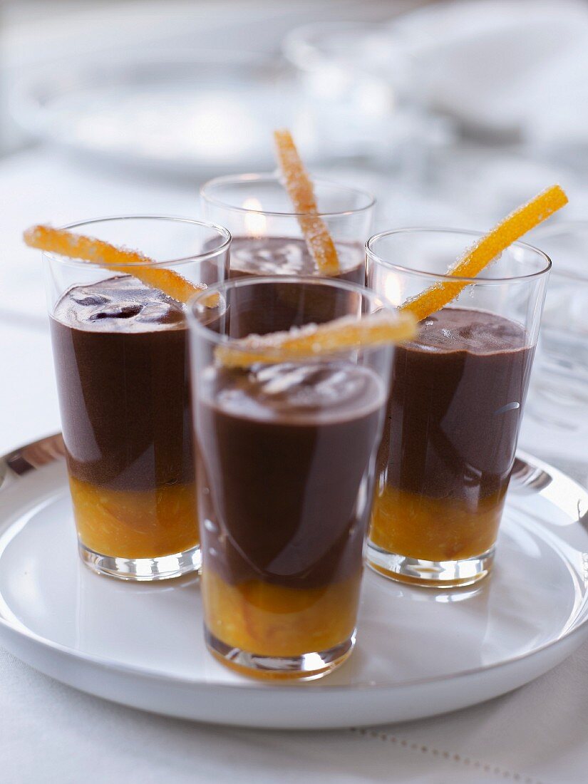 Schokoladencreme mit Orangenmarmelade, in Gläschen serviert