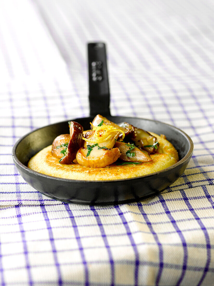 Polenta blini with ceps