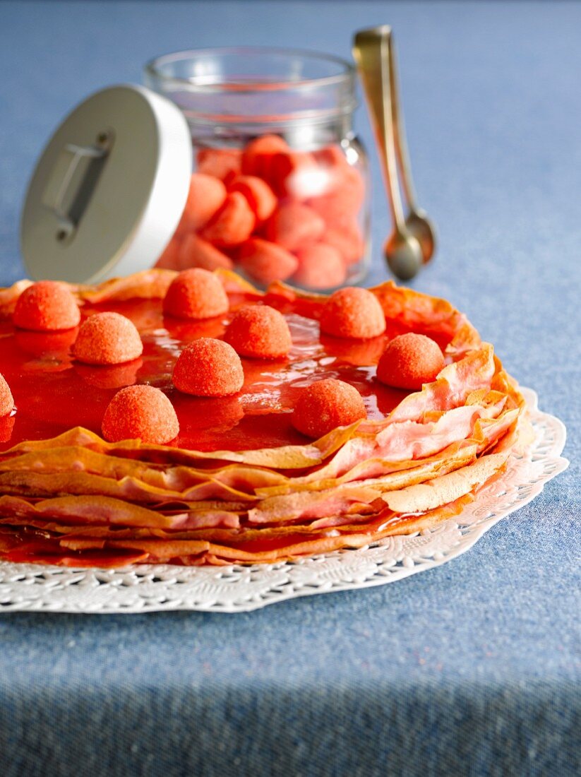 Crêpe-Erdbeer-Torte mit Erdbeerbonbons