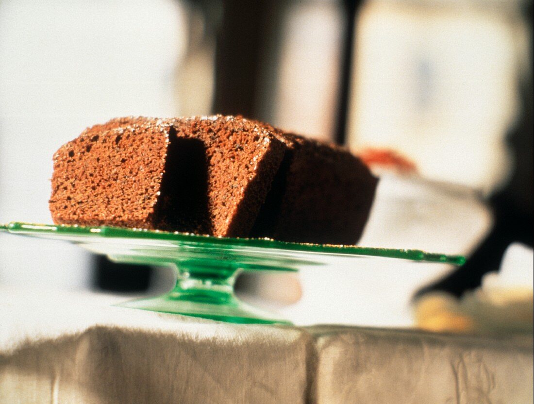 Schokoladenkuchen auf einer Kuchenplatte