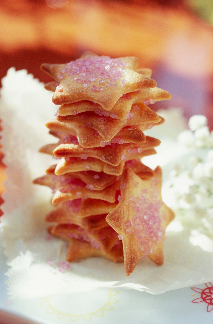 Sternförmige Sandplätzchen mit rosa Zucker