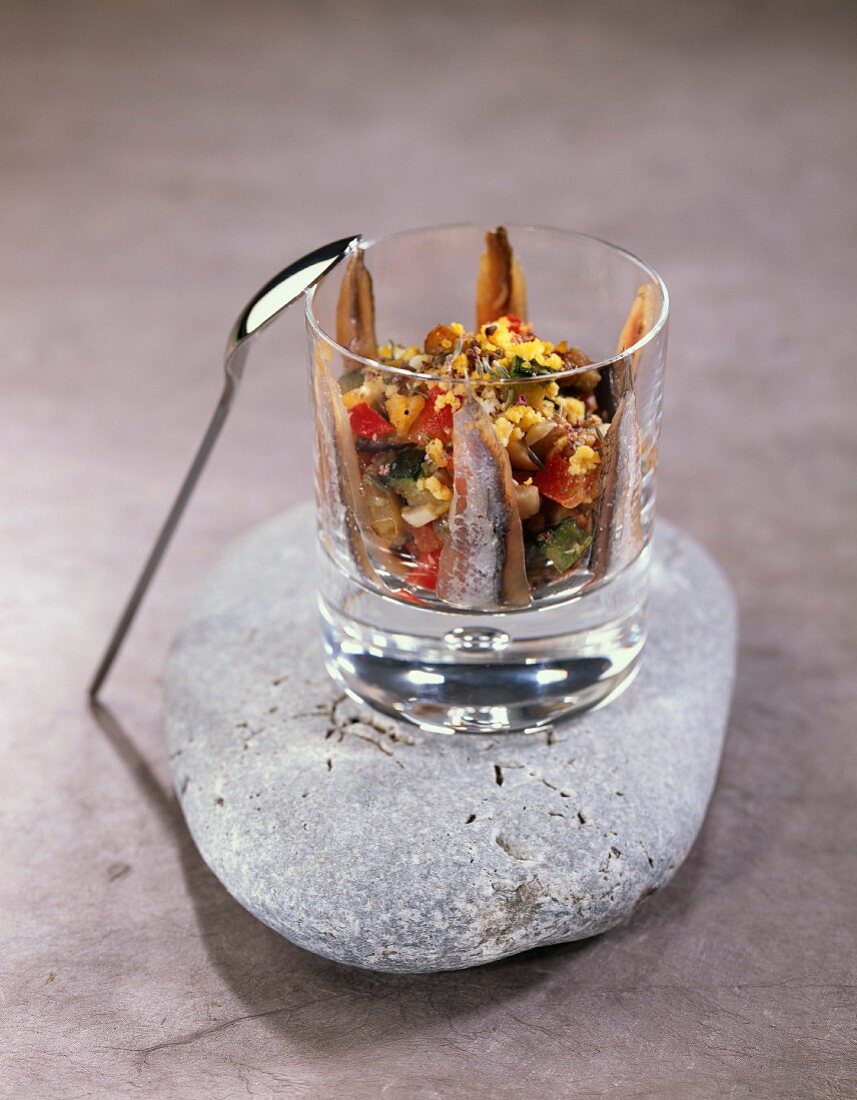 Sardellen mit gegrilltem Gemüse im Glas