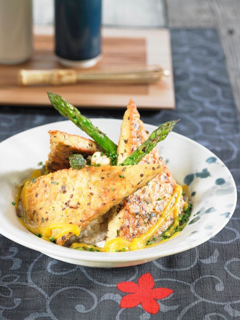 Tempeh-Schnitzel mit grünem Spargel