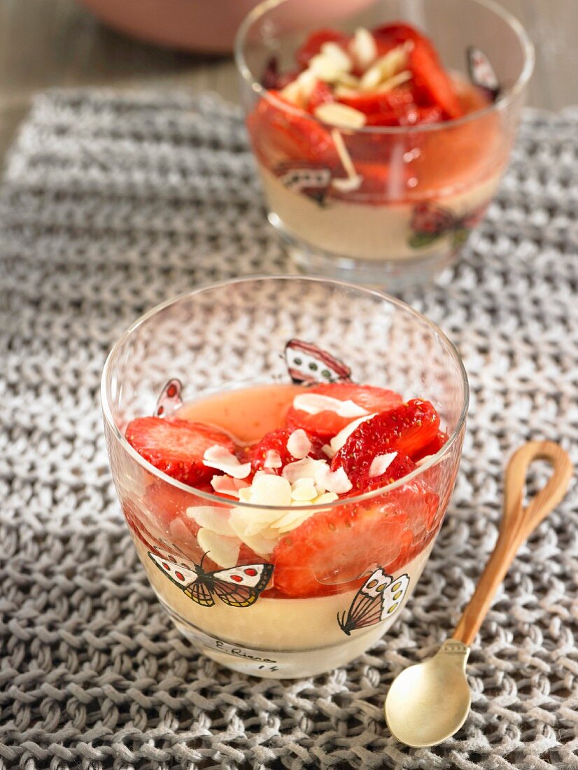 Panacotta with strawberries and almonds