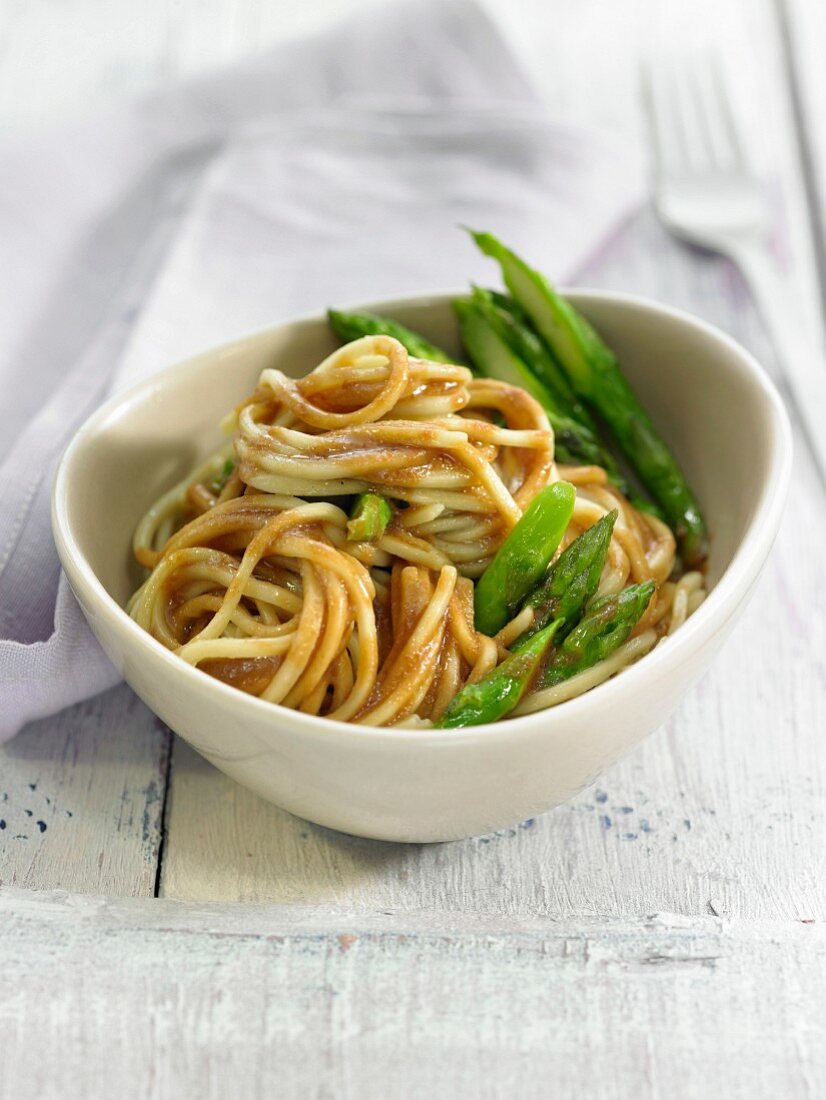 Spaghetti mit grünem Spargel und Misosauce (vegan)