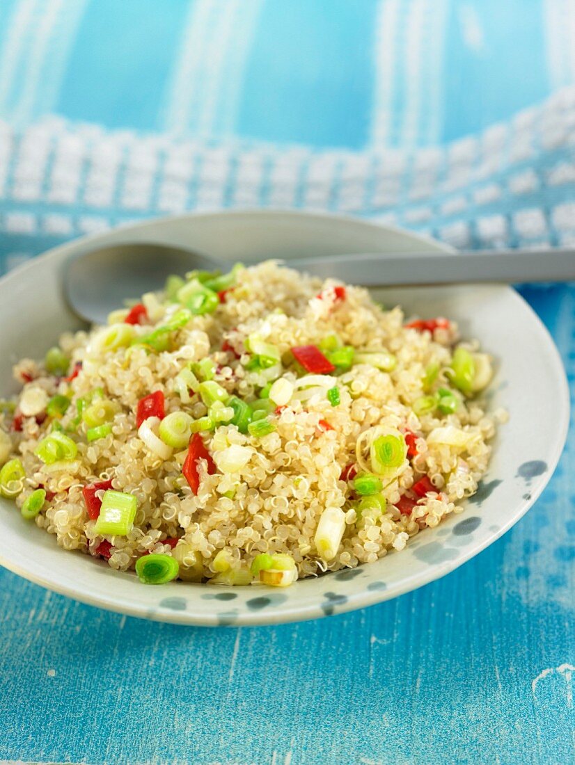 Gebratene Quinoa mit Frühlingszwiebeln und Piquillo-Paprika