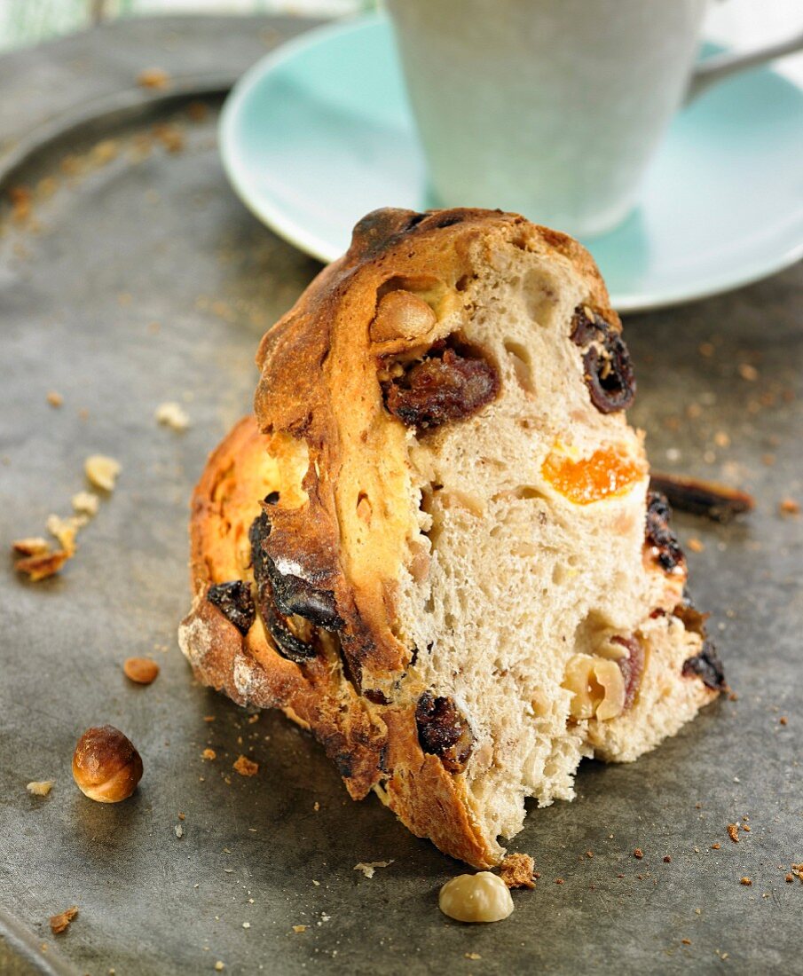 Süsses Brot mit Trockenfrüchten