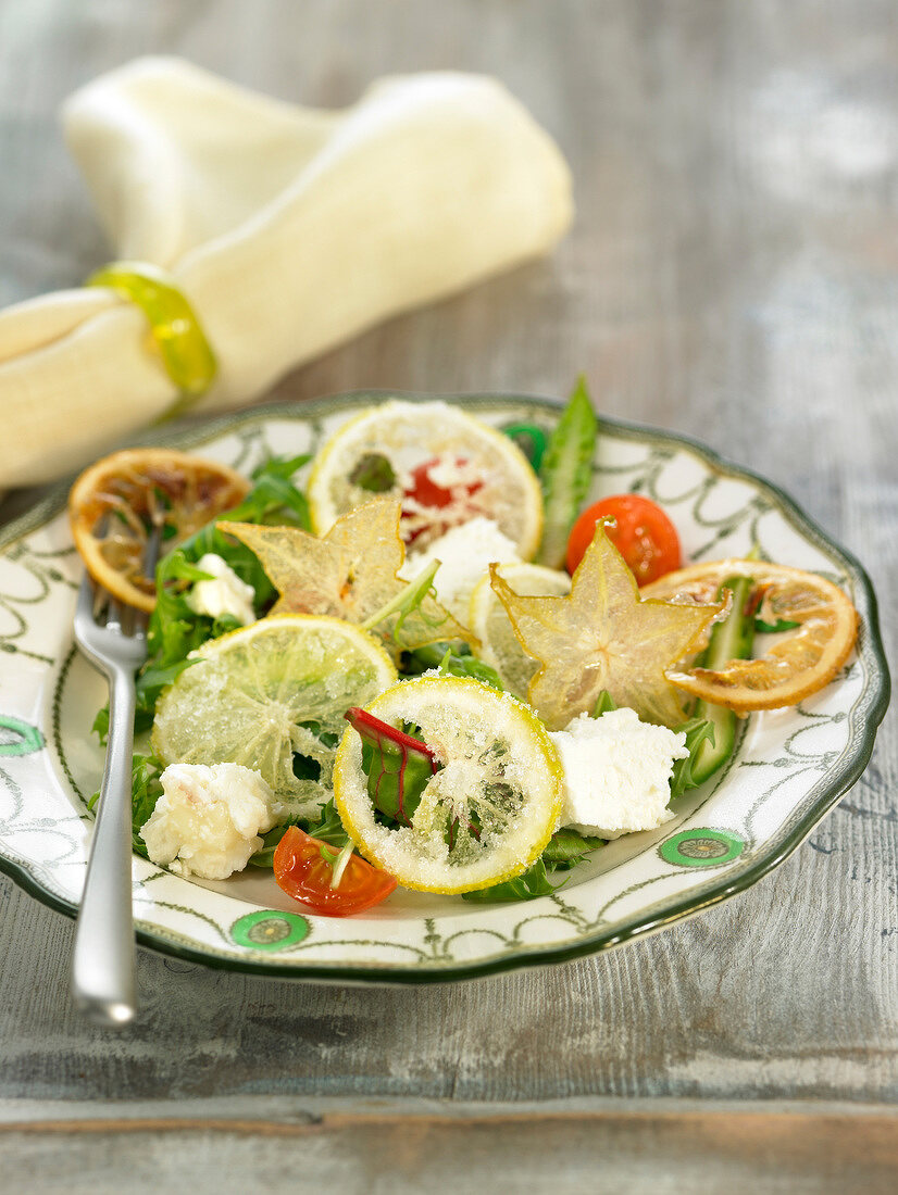 Spargelsalat mit Zitrone, Sternfrucht und Feta