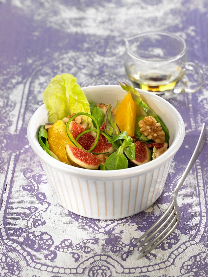 Feldsalat mit Feigen, Pfirsich und Walnüssen