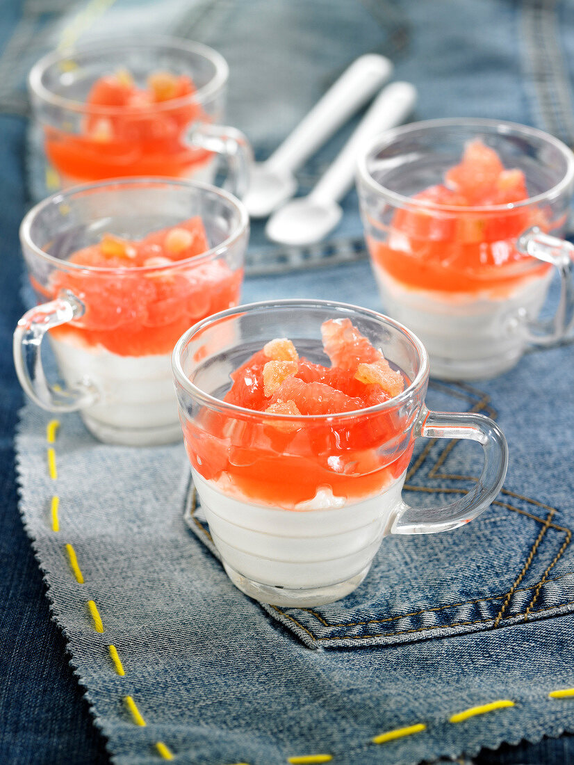 Joghurt mit Pink-Grapefruit-Kompott – Bilder kaufen – 60171818 StockFood