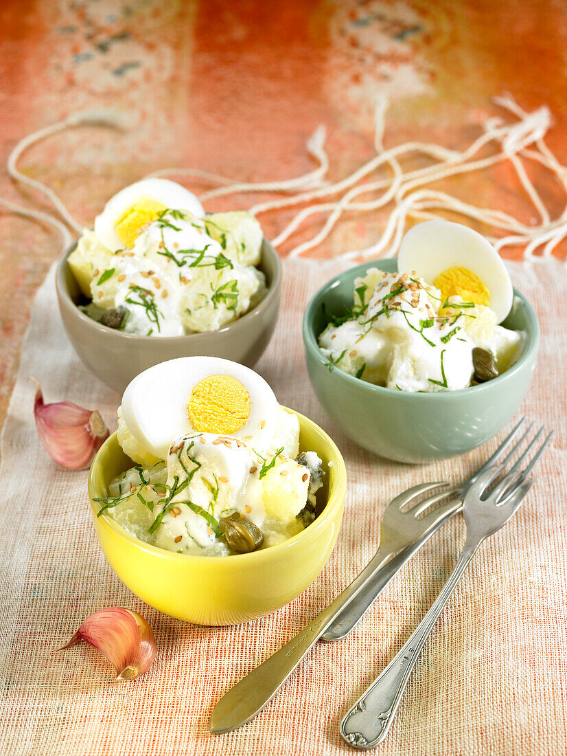 Kartoffelsalat mit Knoblauchjoghurt, Kapern, hartgekochten Eiern und Minze