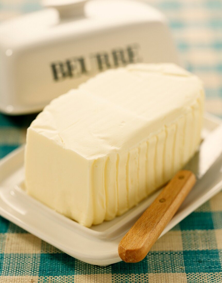 Frische Butter in einer Butterdose