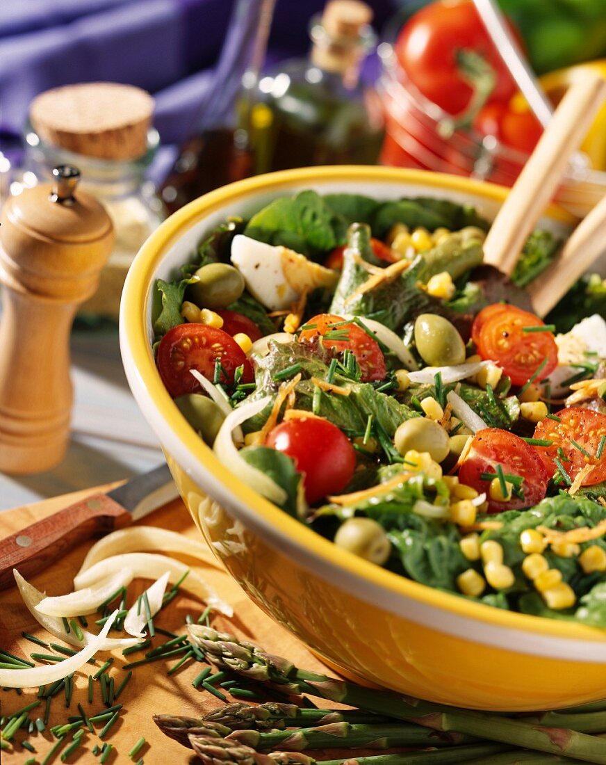 Grüner Salat mit Kirschtomaten, Mais und Oliven