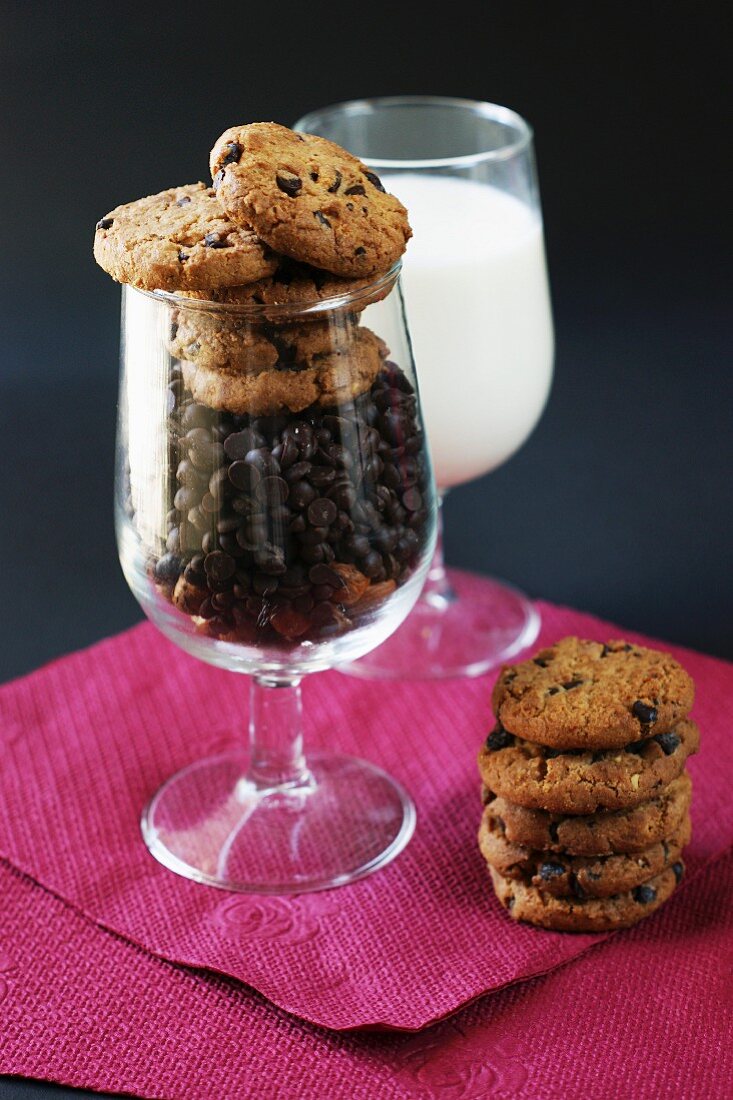 Cookies und Schokotropfen im Glas und ein Glas Milch