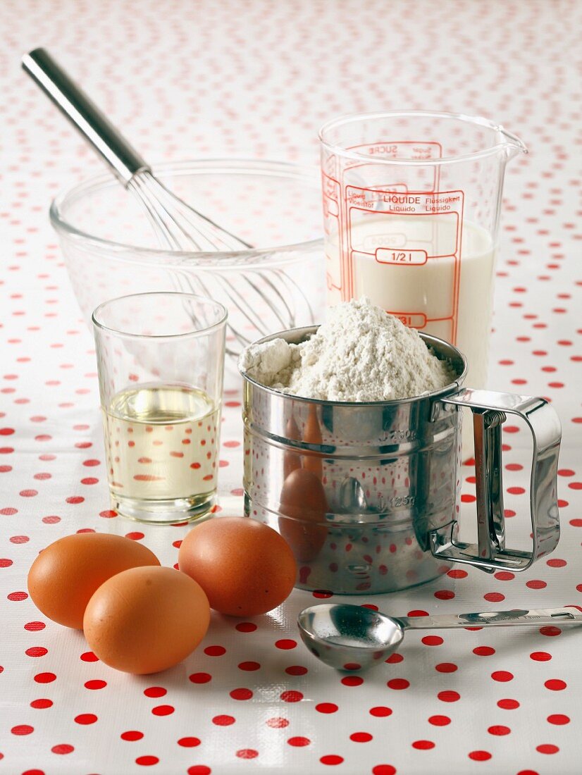 Zutaten für Pfannkuchen (Mehl, Eier, Milch etc.)