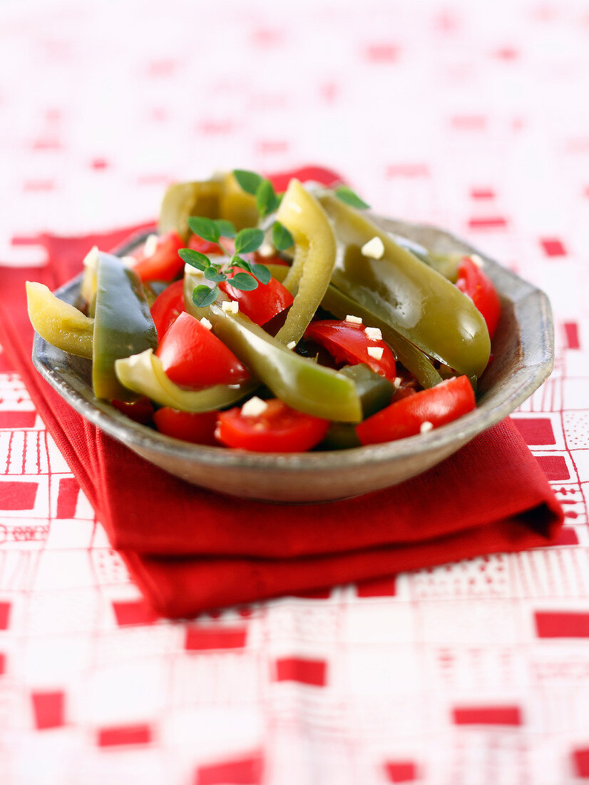 Tomatensalat mit grünem Paprika und mit grobem Salz