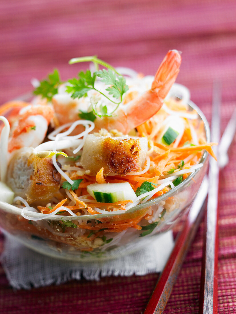 Bo Bun (vietnamesischer Reisnudelsalat) mit Garnelen