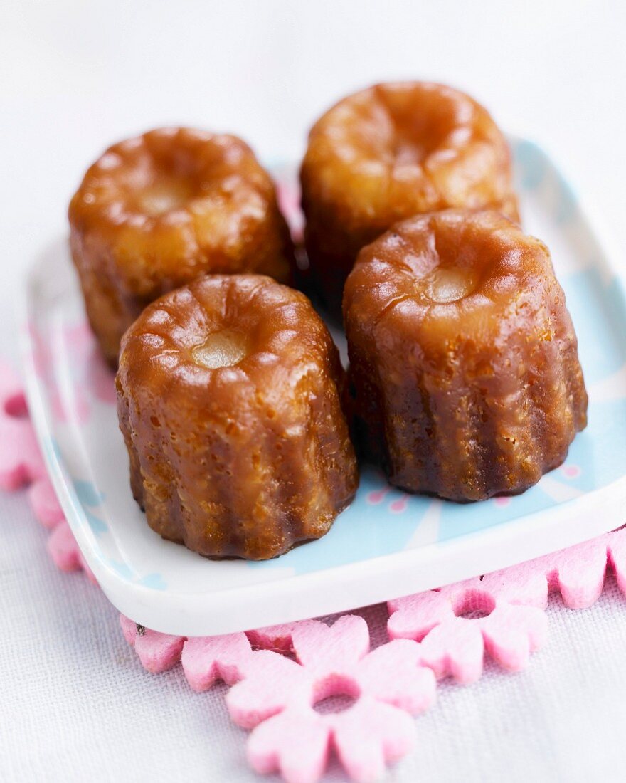 Cannelés (Traditionelle Küchlein mit Karamellkruste aus Bordeaux)