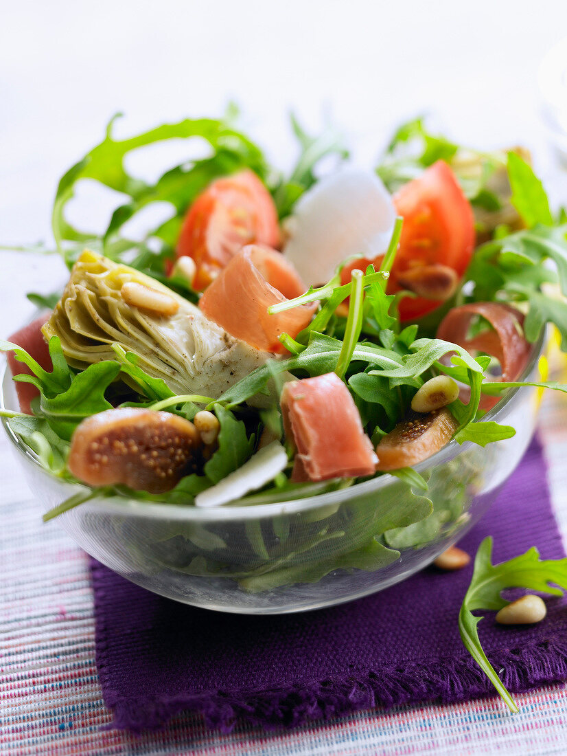 Salat mit Rohschinken, Artischocke und Feigen