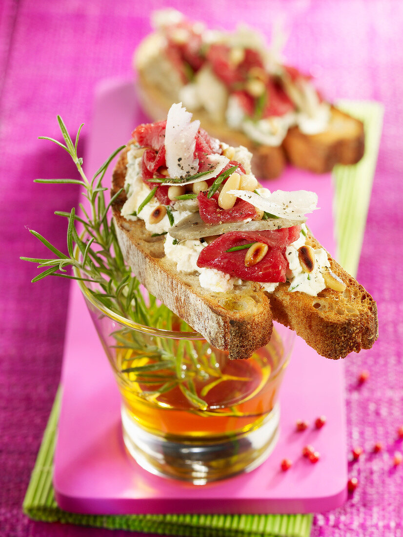 Brotschnittchen mit mariniertem Rindfleisch, Artischocken und Ricotta