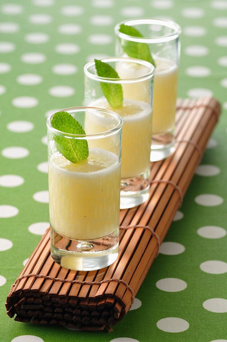 Pineapple soup with mint