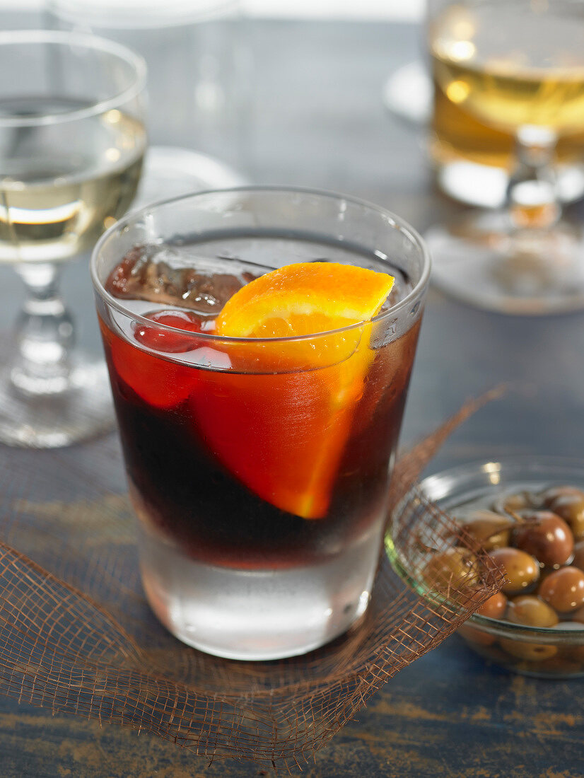 Bunueloni-Cocktail mit Campari, Gin, Orange und Kirschsaft