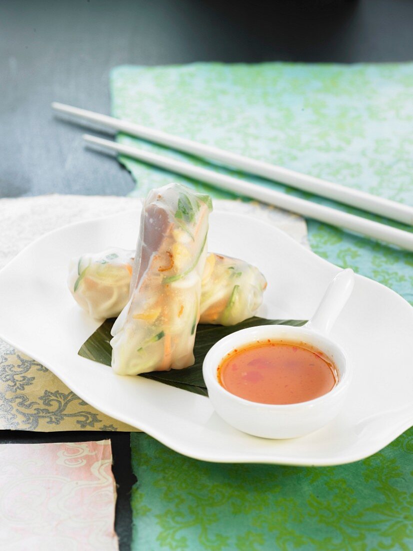 Tuna and vegetable rice sheet rolls