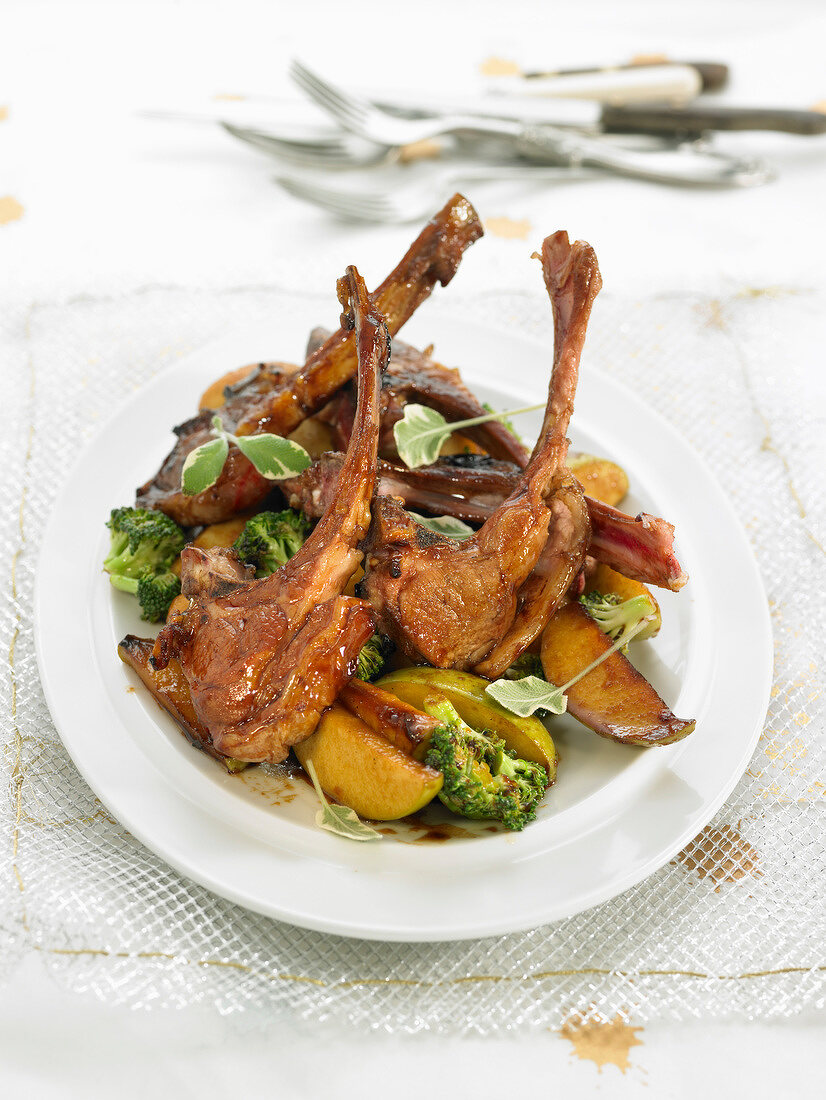 Lamb chops with apples and broccolis