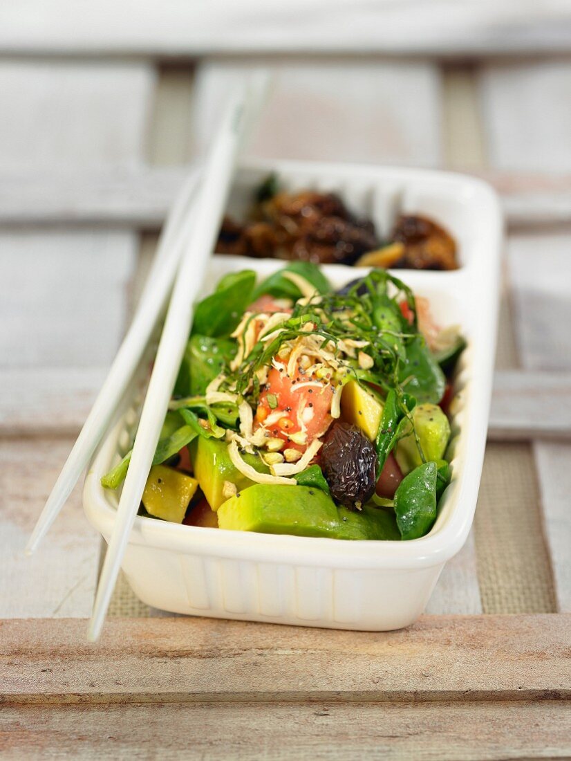 Avocadosalat mit Tomaten, Sojasprossen, Backpflaumen und Basilikum