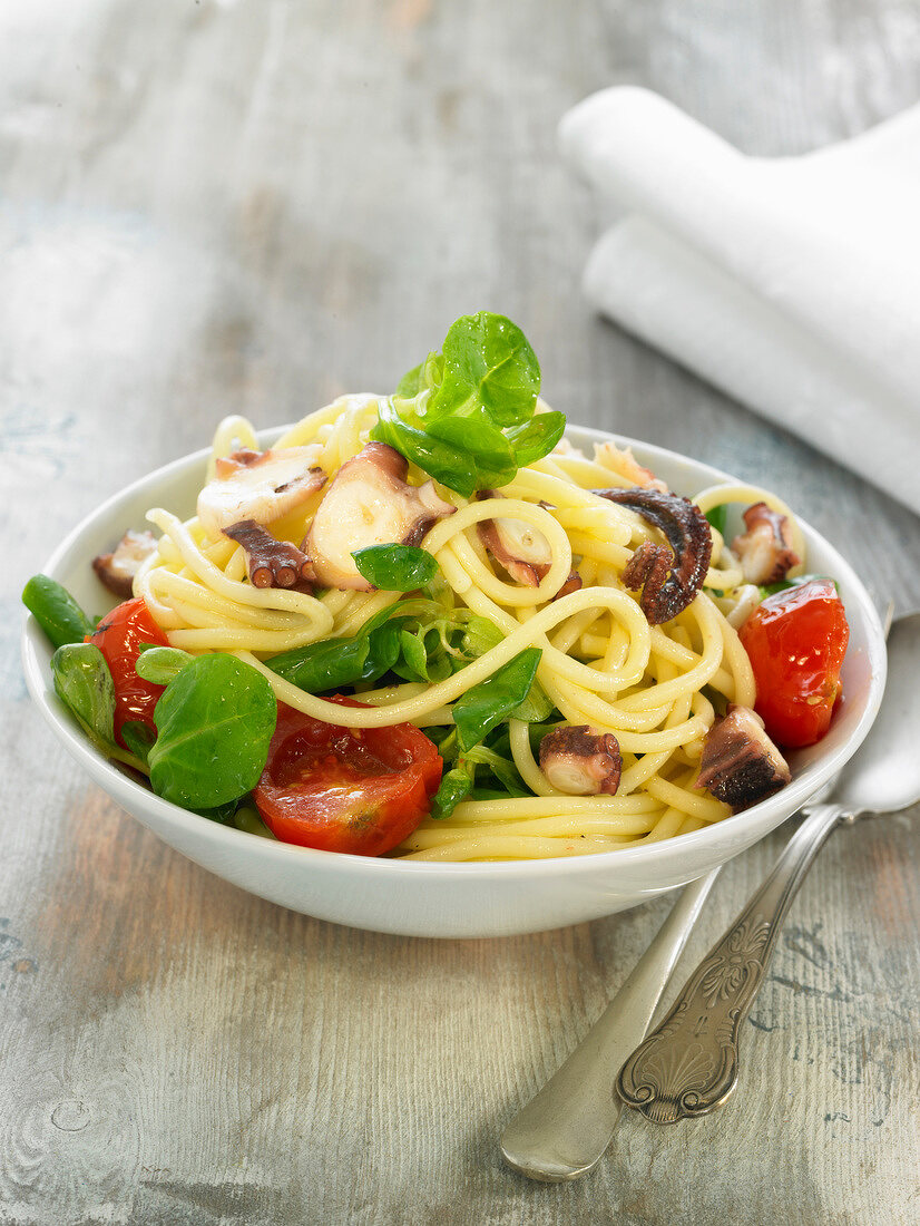 Spaghetti mit Tintenfisch und Tomaten