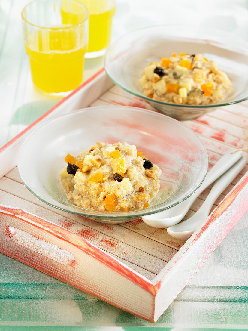 Porridge mit Haferflocken, Amarant, Haselnüssen und Trockenfrüchten