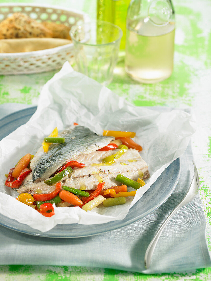 Mackerel with red peppers and carrots