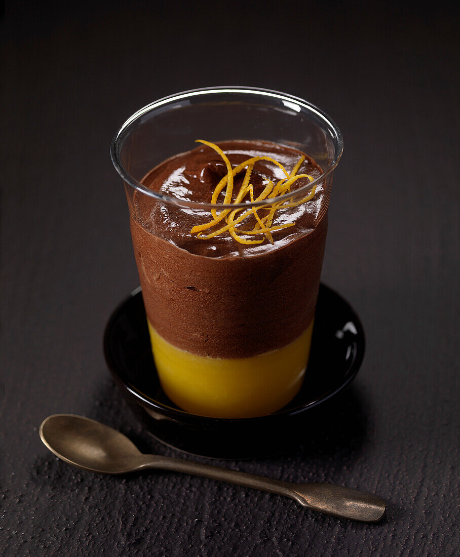 Schokoladenmousse mit Mangopüree
