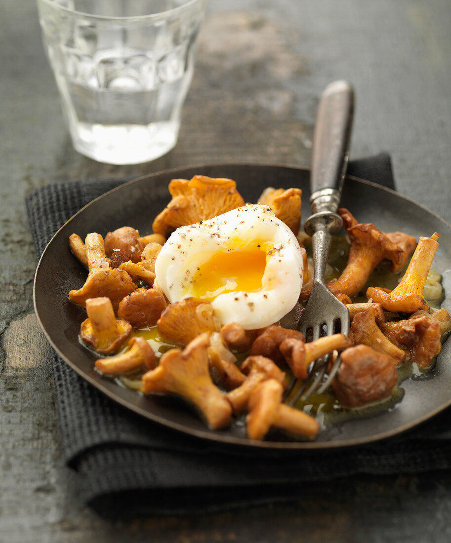 Pan-fried chanterelles with a soft-boiled egg