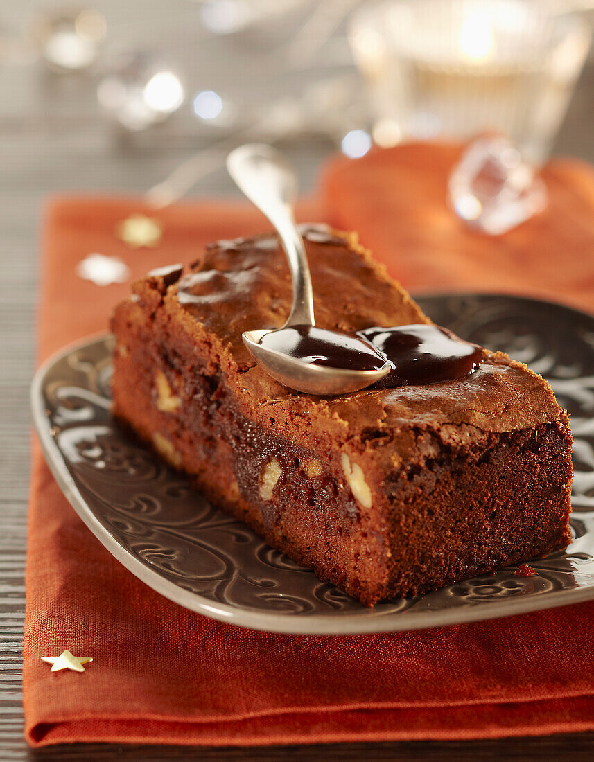 Schokoladenbrownie mit Nüssen und Schokoladensauce