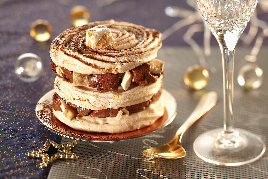 Millefeuille aus Baiser, Schokolade und türkischem Honig