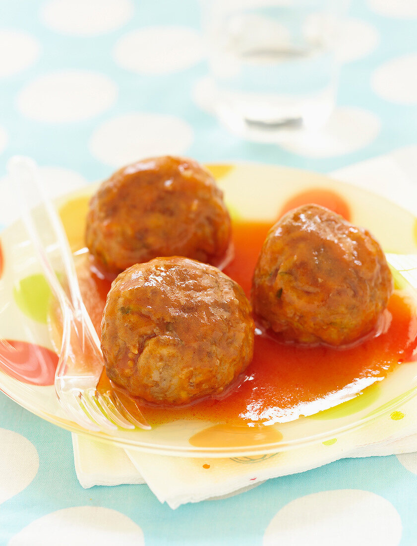 Fleisch-Gemüse-Bällchen in Tomatensauce