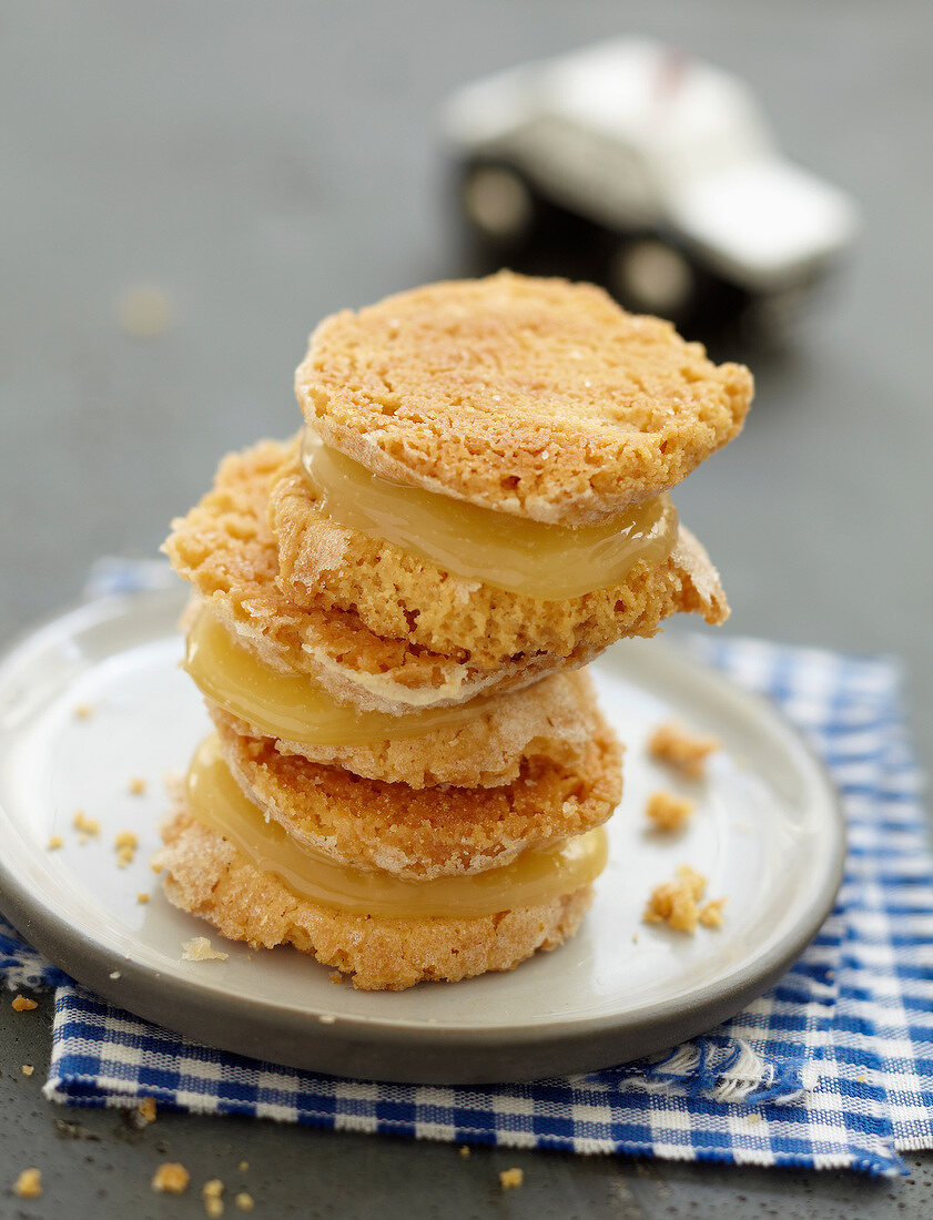 Macaroon-style biscuits with lemon curd