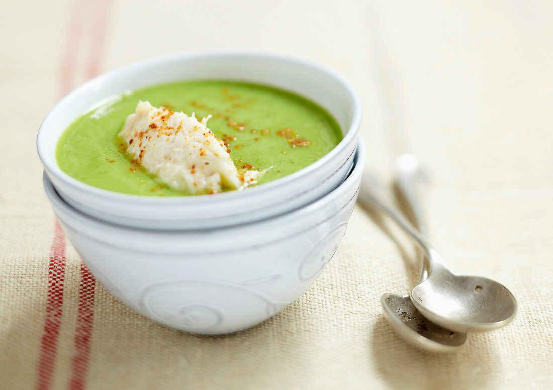 Pea soup with crabmeat quenelle