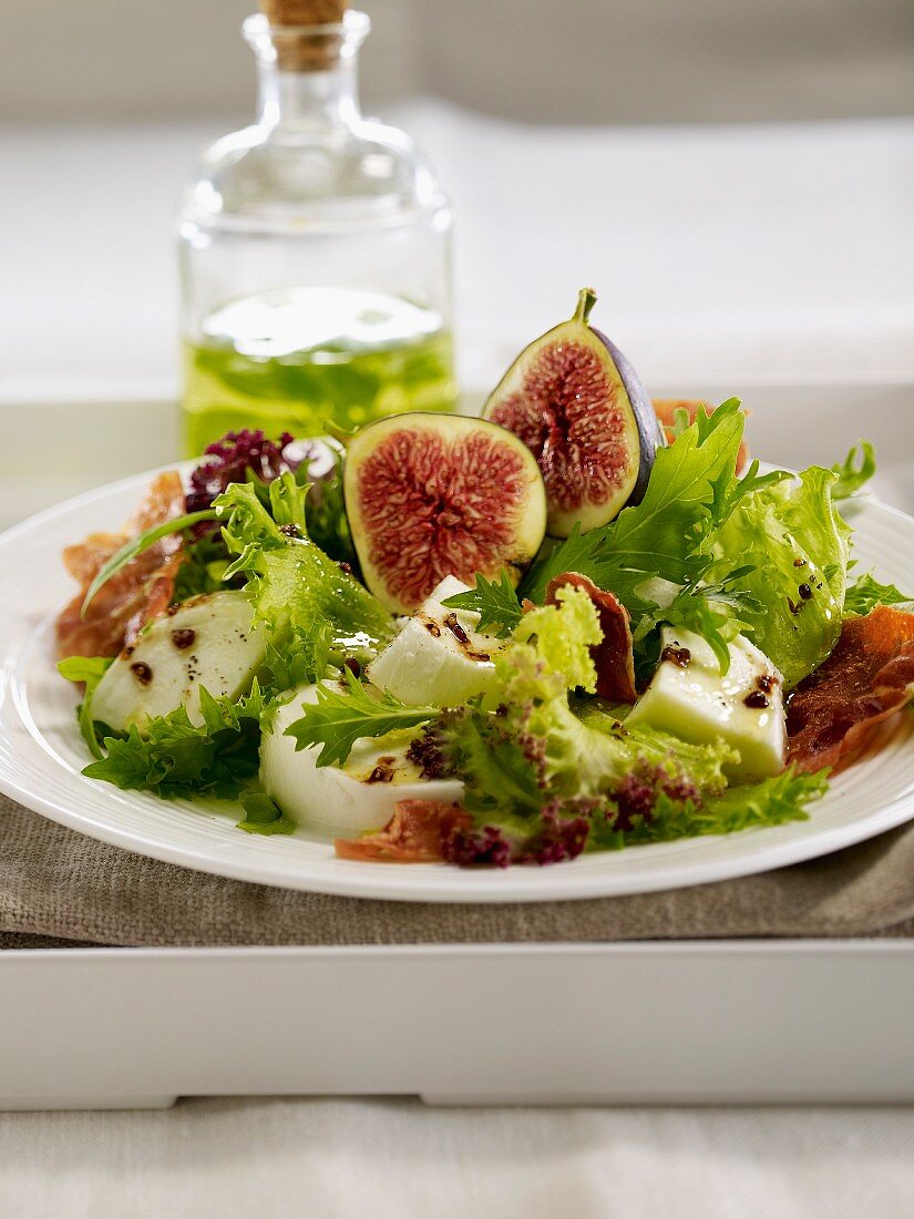 Fig,mozzarella and fried diced bacon salad