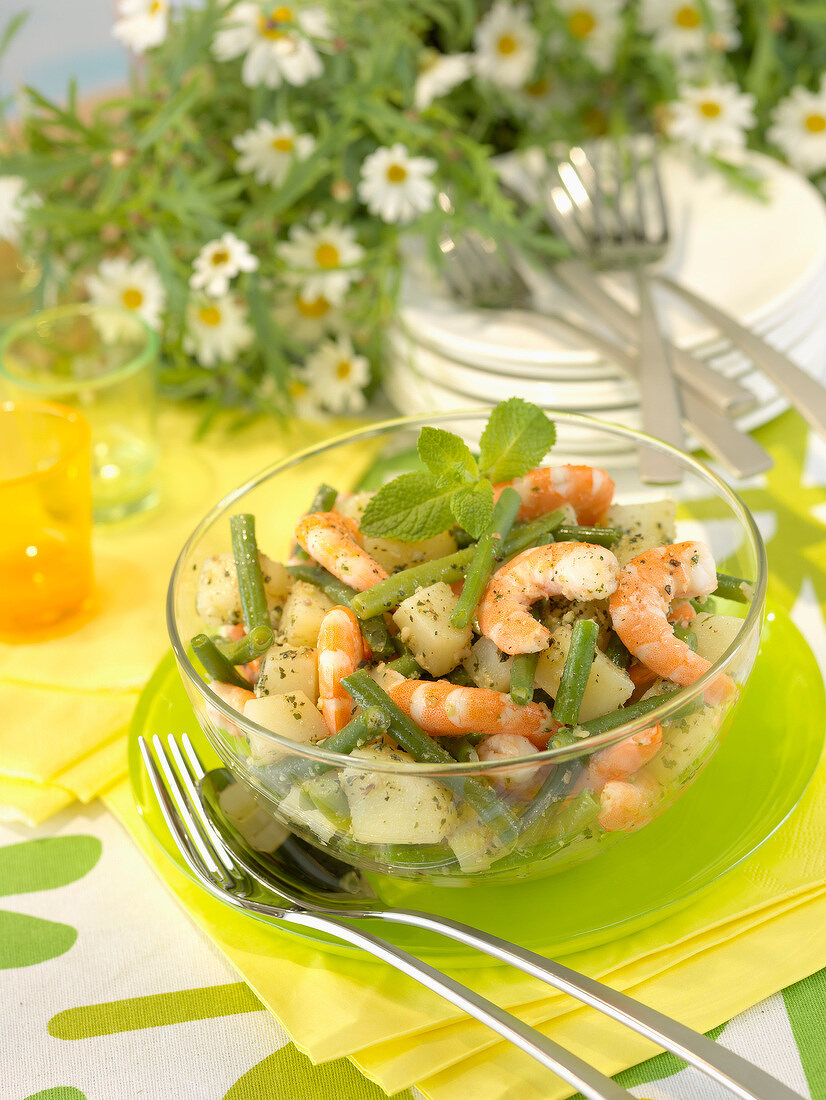 Salat mit Garnelen, Kartoffeln, grünen Bohnen und Minz-Pistou