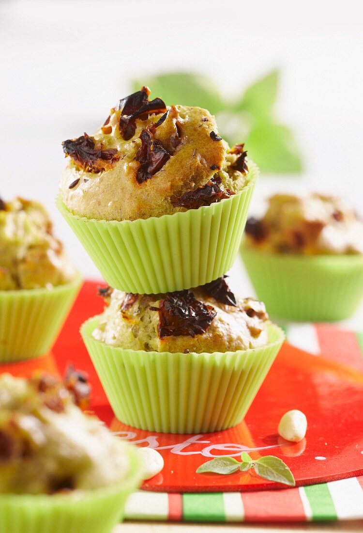 Würzige Muffins mit getrockneten Tomaten und Pesto