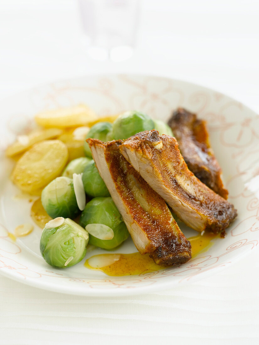 Spareribs mit Rosenkohl und Bratkartoffeln