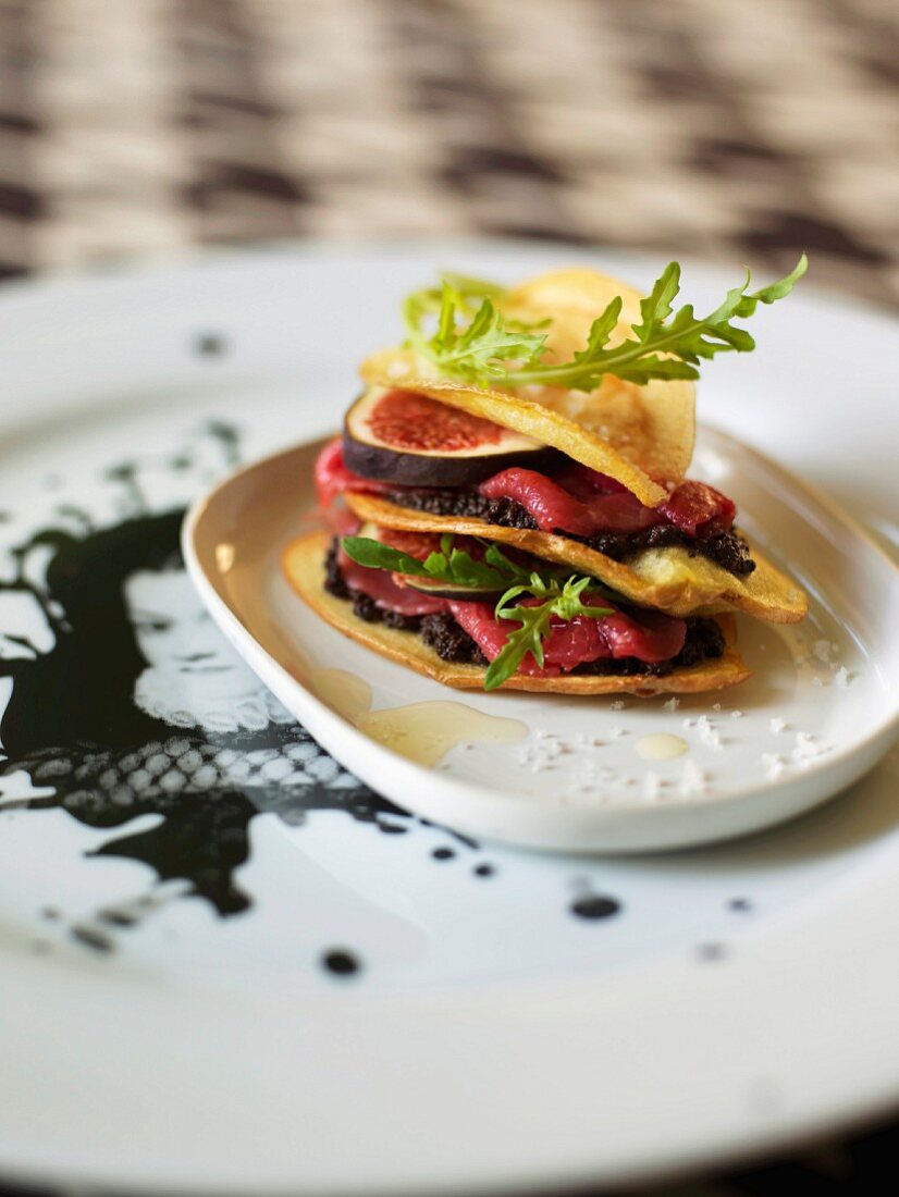 Schichttörtchen mit Kartoffeln, Rindfleisch, Tapenade und Feigen