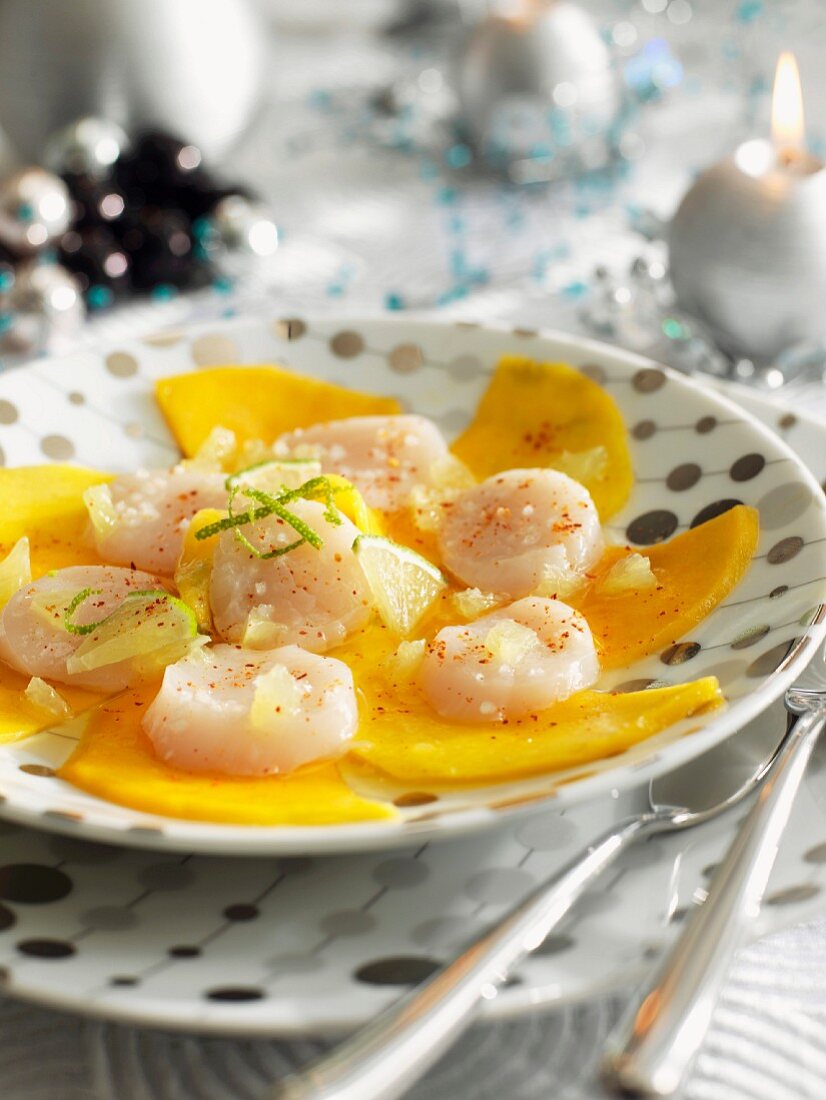 Mango carpaccio with scallops and lime