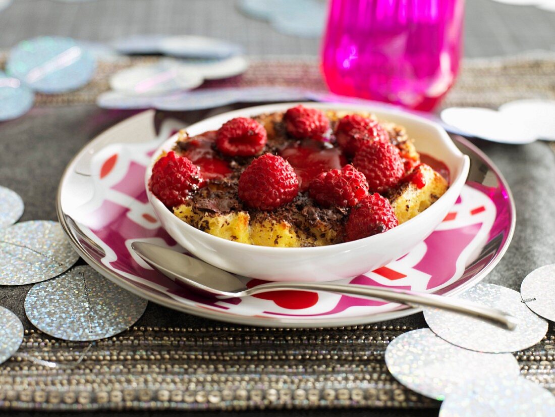 Chocolate-flavored pudding with raspberries