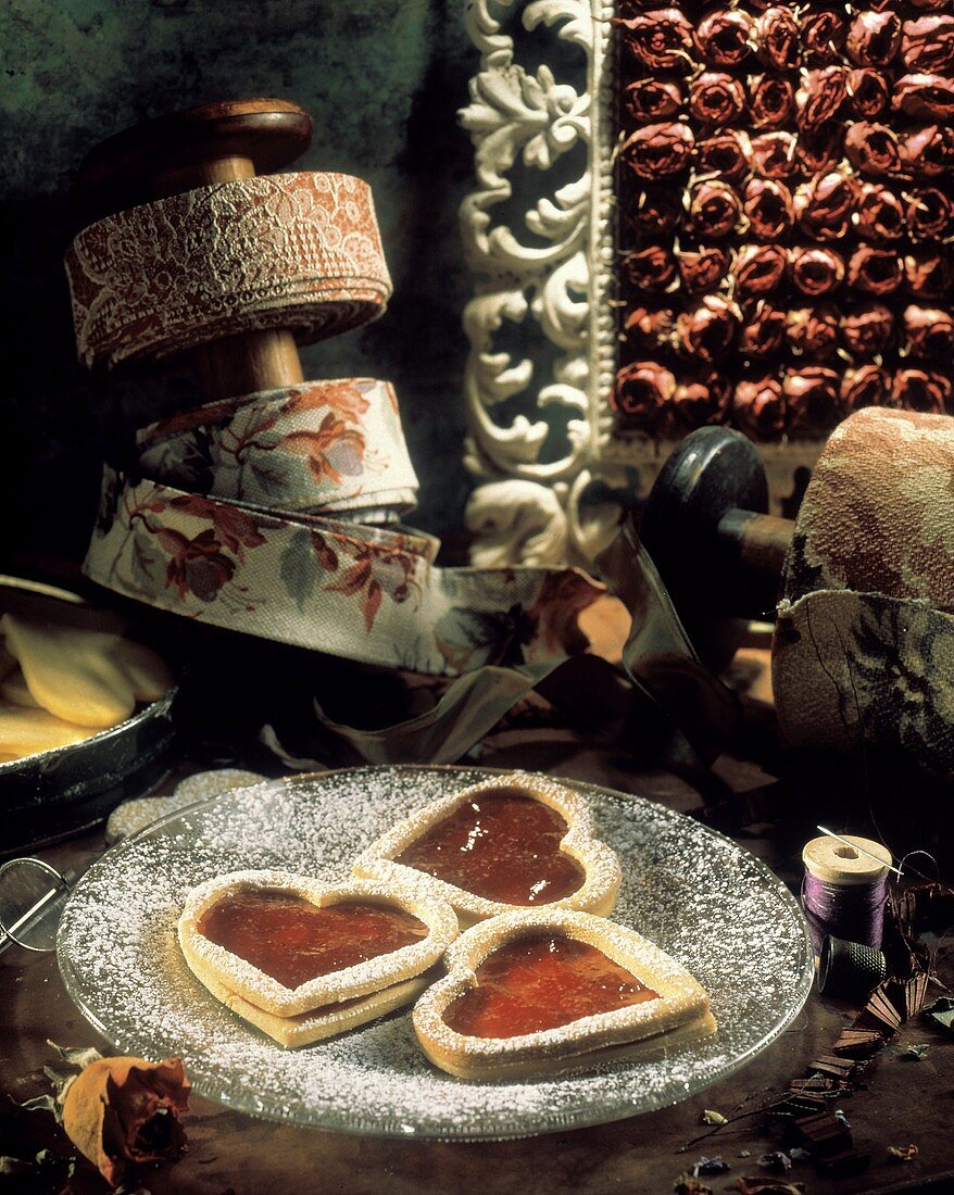 Valentinstagkekse in Herzform, mit Marmelade gefüllt